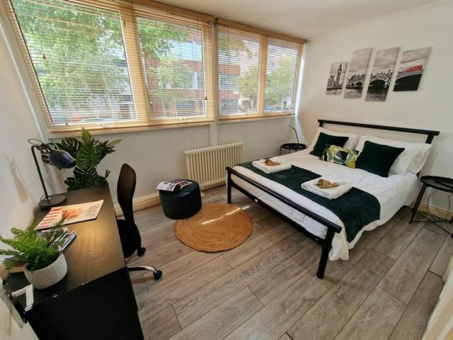 2 Bedrooms Flat In Great Location! Лондон Экстерьер фото