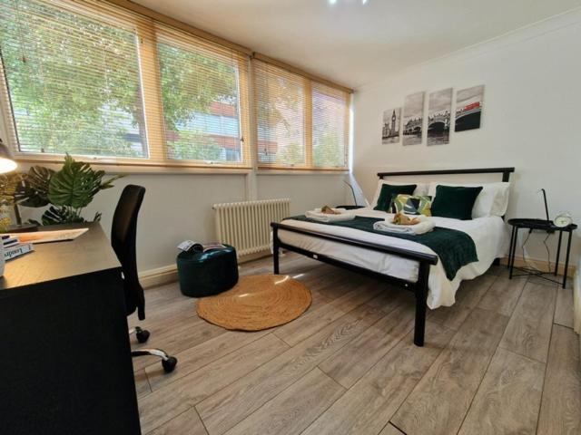 2 Bedrooms Flat In Great Location! Лондон Экстерьер фото