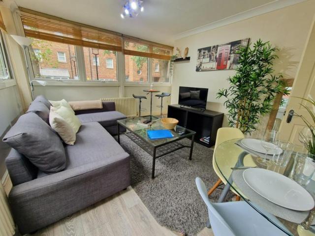2 Bedrooms Flat In Great Location! Лондон Экстерьер фото