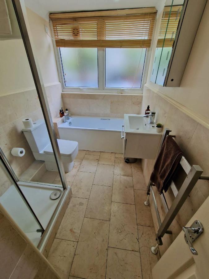 2 Bedrooms Flat In Great Location! Лондон Экстерьер фото